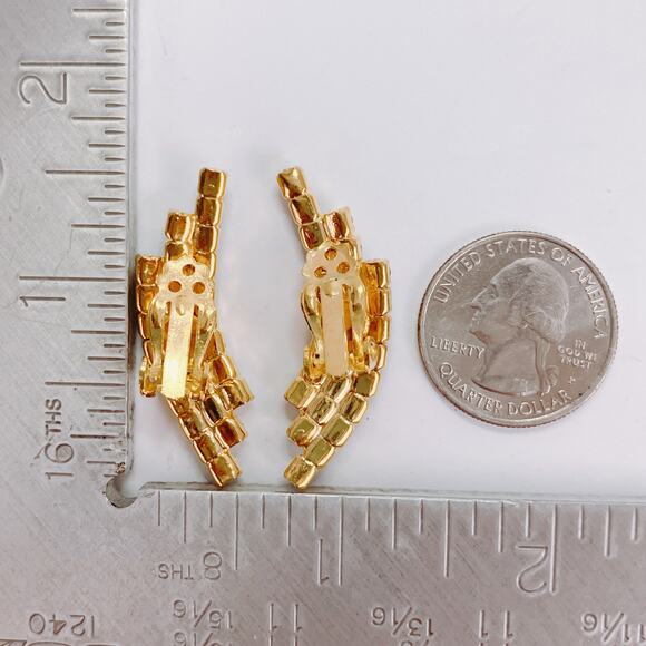 Vintage Emerald Green Glass Rhinestone Gold Tone Sparkly Clip On Earrings - Picture 10 of 10